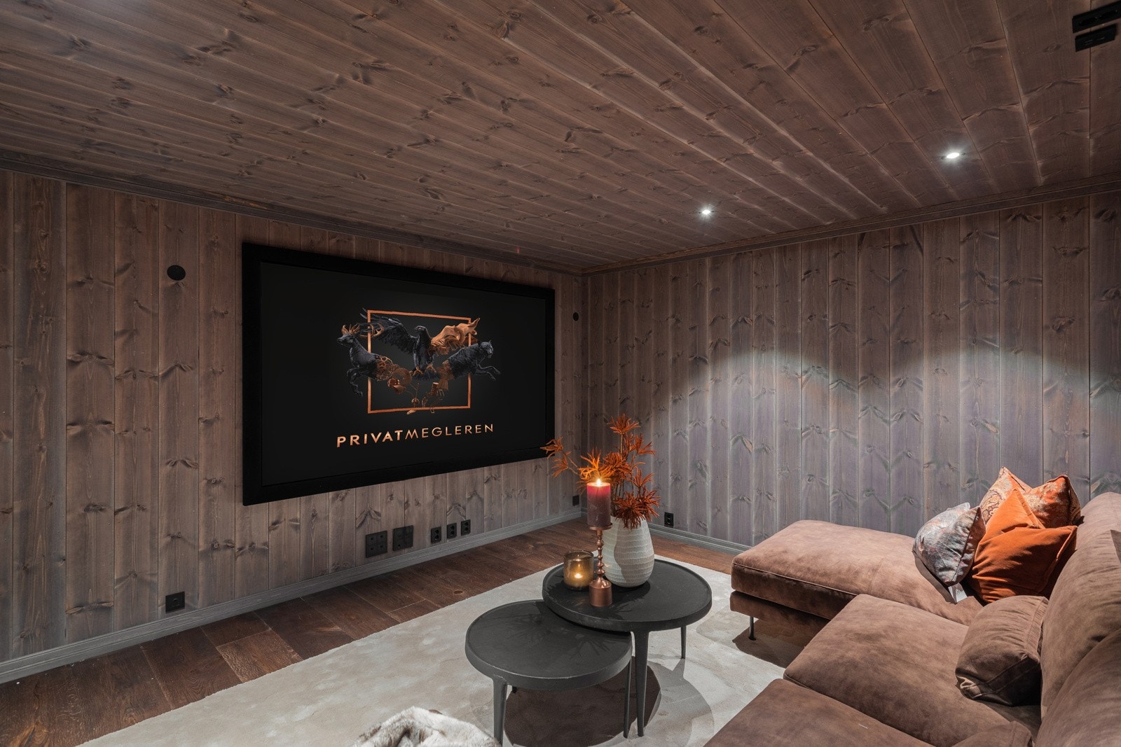 120 tommer lerret og opplegg for 8 surround-uttak, HDMI og nettverk. Punkt for prosjektor ligger klart, slik at rommet kan tas i bruk ved første ønske Galleribilde