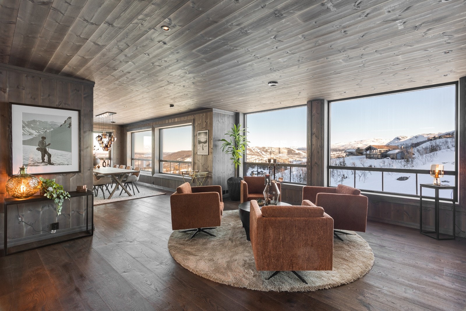 I forbindelse med kjøkkenet og spisestuen er det et behagelig lounge område Galleribilde