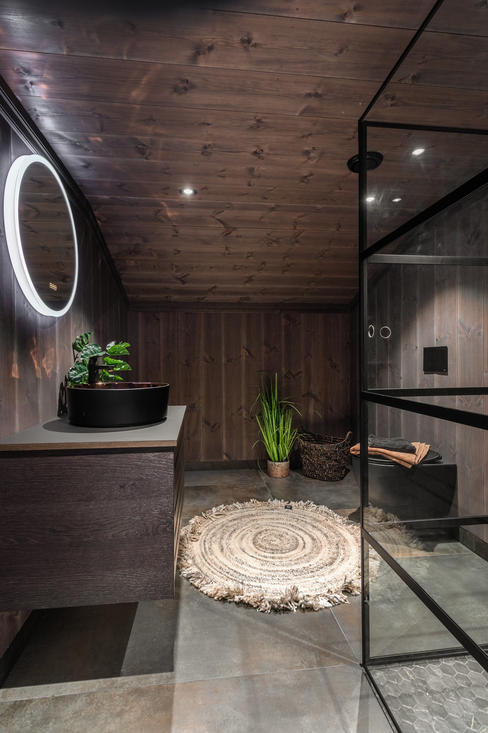 Speil med innebygget belysning og downlights i himling Galleribilde