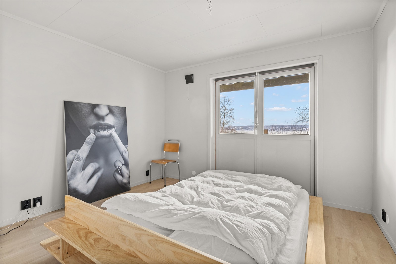 Fra hovedsoverommet er det utgang til hage og uteplass Galleribilde