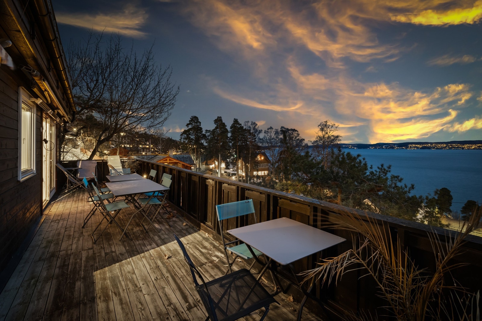 Unik utsiktsbolig over 2 plan med flere usjenerte uteplasser. Garasje. Galleribilde