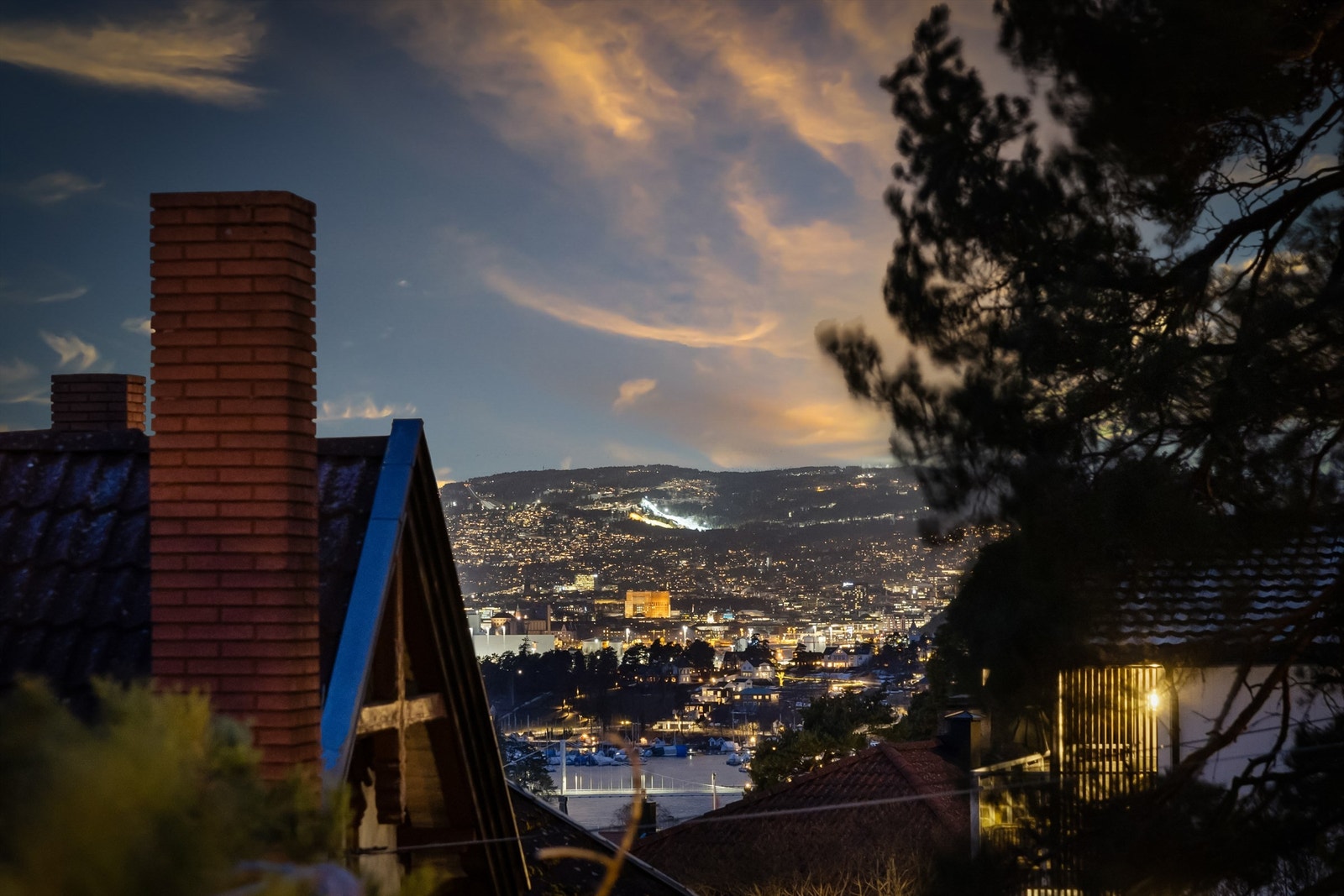Nordstrandveien 10B er en flott kjedet bolig med sentral og svært attraktiv beliggenhet på Nordstrand. Boligen ligger vestvendt, med fantastiske solforhold og spektakulær utsikt over fjorden og øyene! Kort vei til skoler, offentlig komm. Sæter torg. Galleribilde
