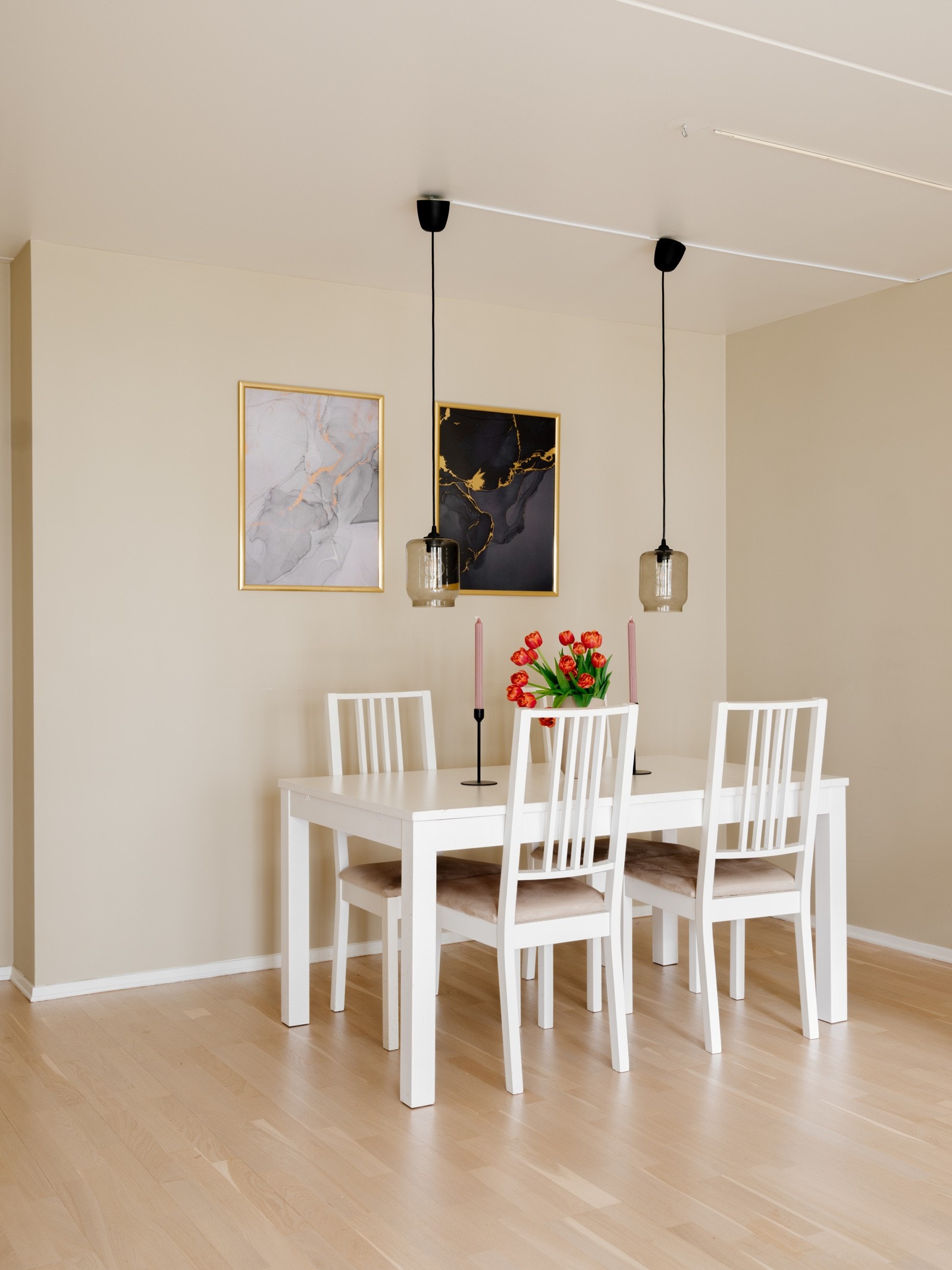 Spiseplassen finner sin naturlige plass i hjørnet. Gled dere til å invitere til den første middagen i nytt hjem! Galleribilde