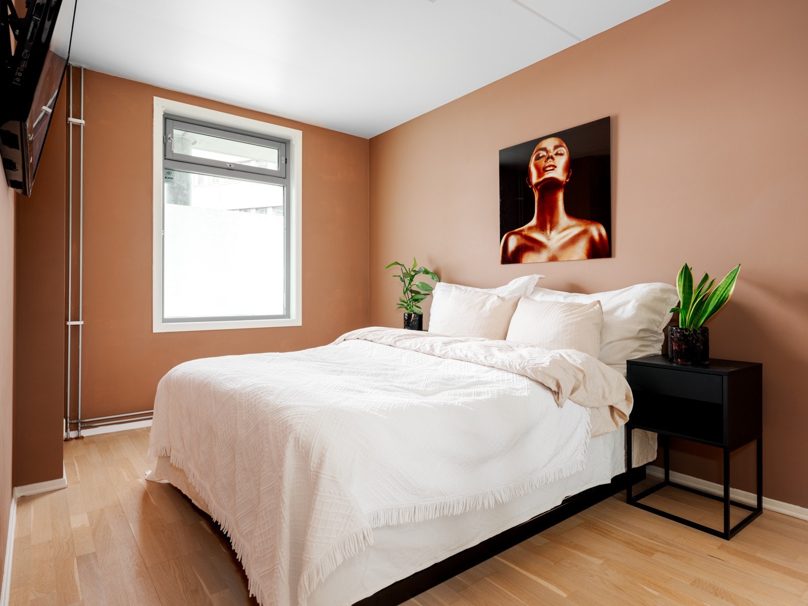 Lunt og behagelig soverom med plass til dobbeltseng, nattbord og annen innredning. Galleribilde