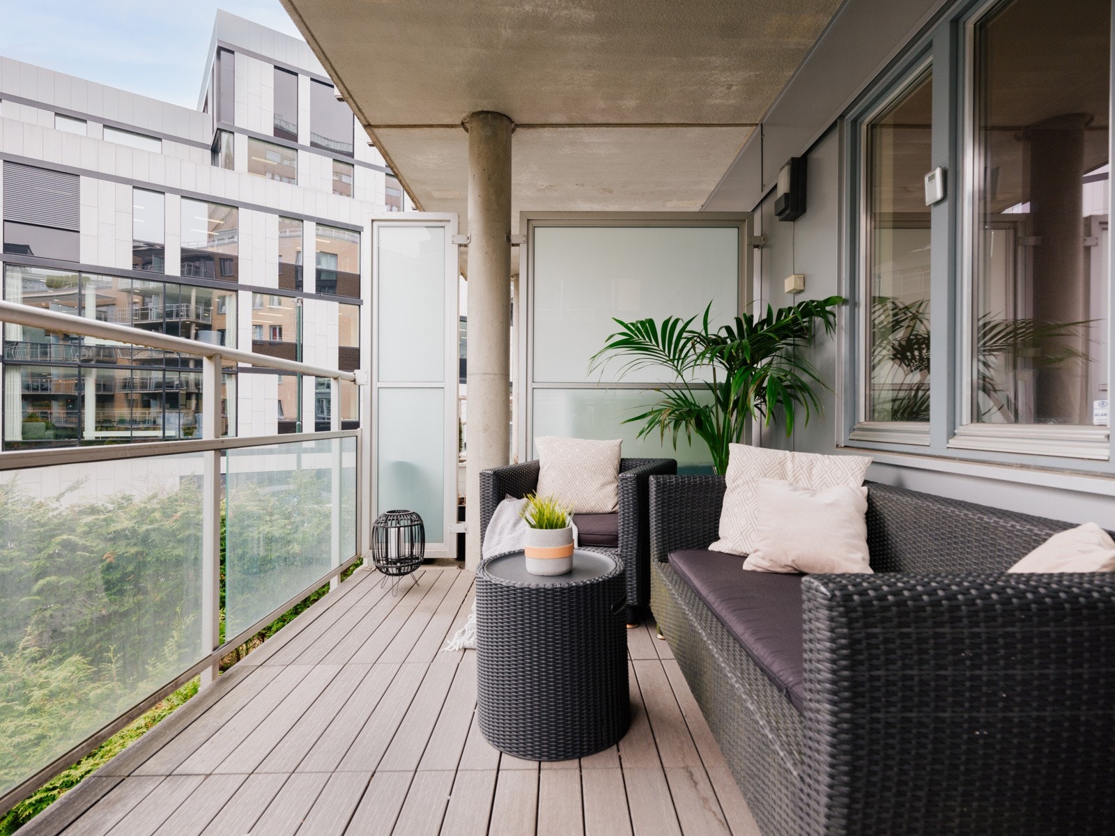 Balkongen er på 8,7 m² og det er rom for en hyggelig sittegruppe og grill ? alt som hører sommeren til! Galleribilde