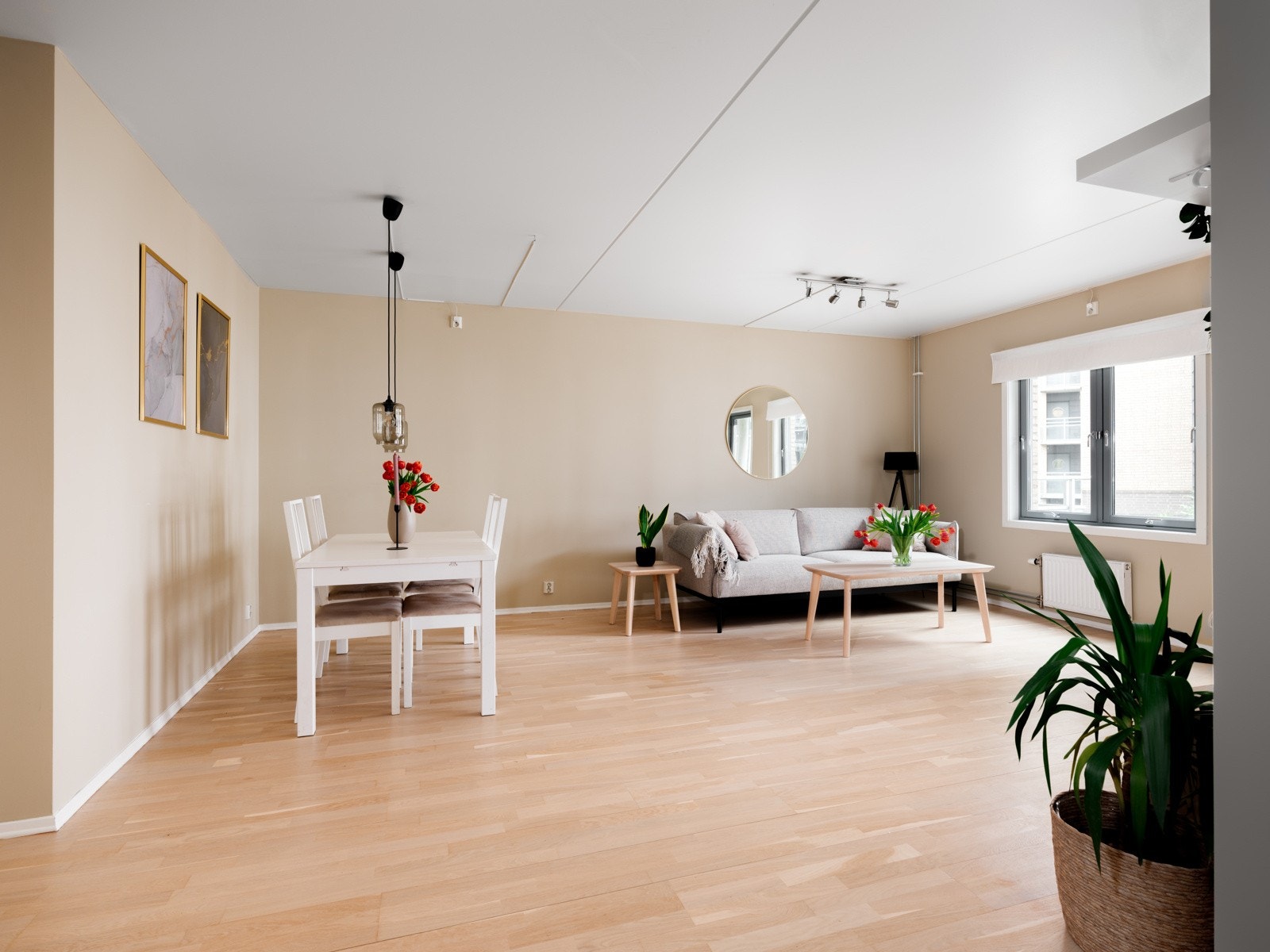 Luftig stue med god plass til ønsket innredning. Galleribilde