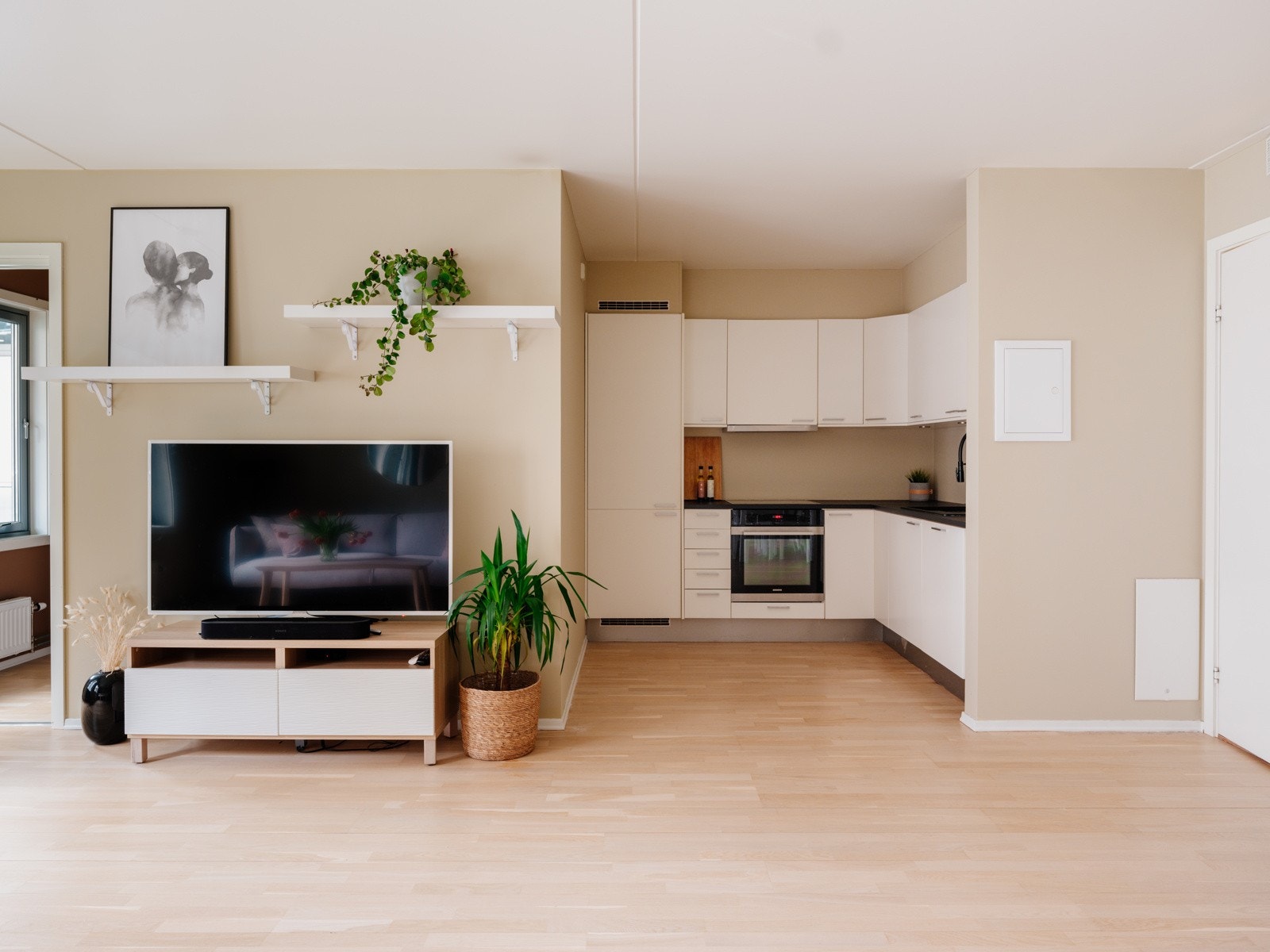 Kjøkkenet er praktisk plassert, delvis adskilt fra stuen ? likevel en del av et innbydende og sosialt allrom! Galleribilde