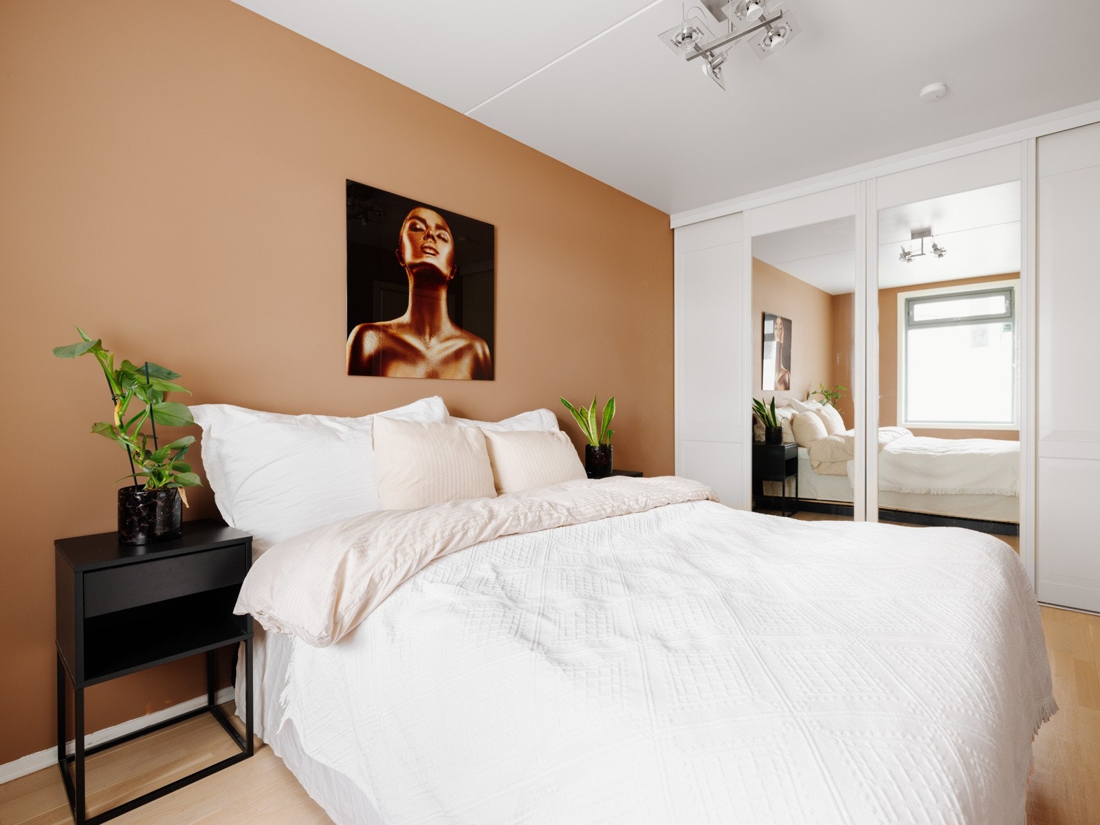 Rommet er utstyrt med en praktisk garderobeløsning som gir fine lagringsmuligheter. Galleribilde