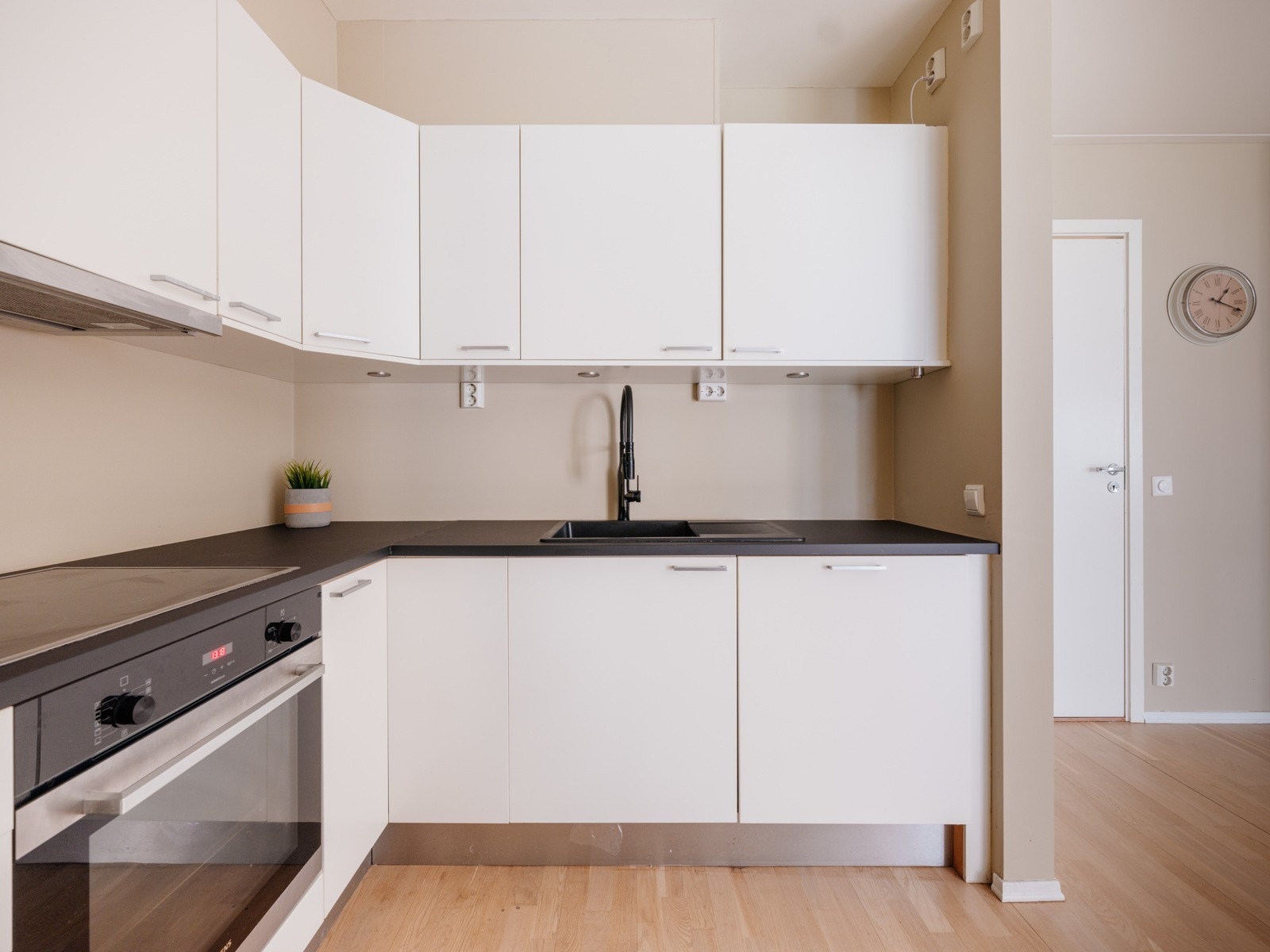 Benkeplaten er av laminat og det er rikelig med plass i både skuffer og skap. Galleribilde