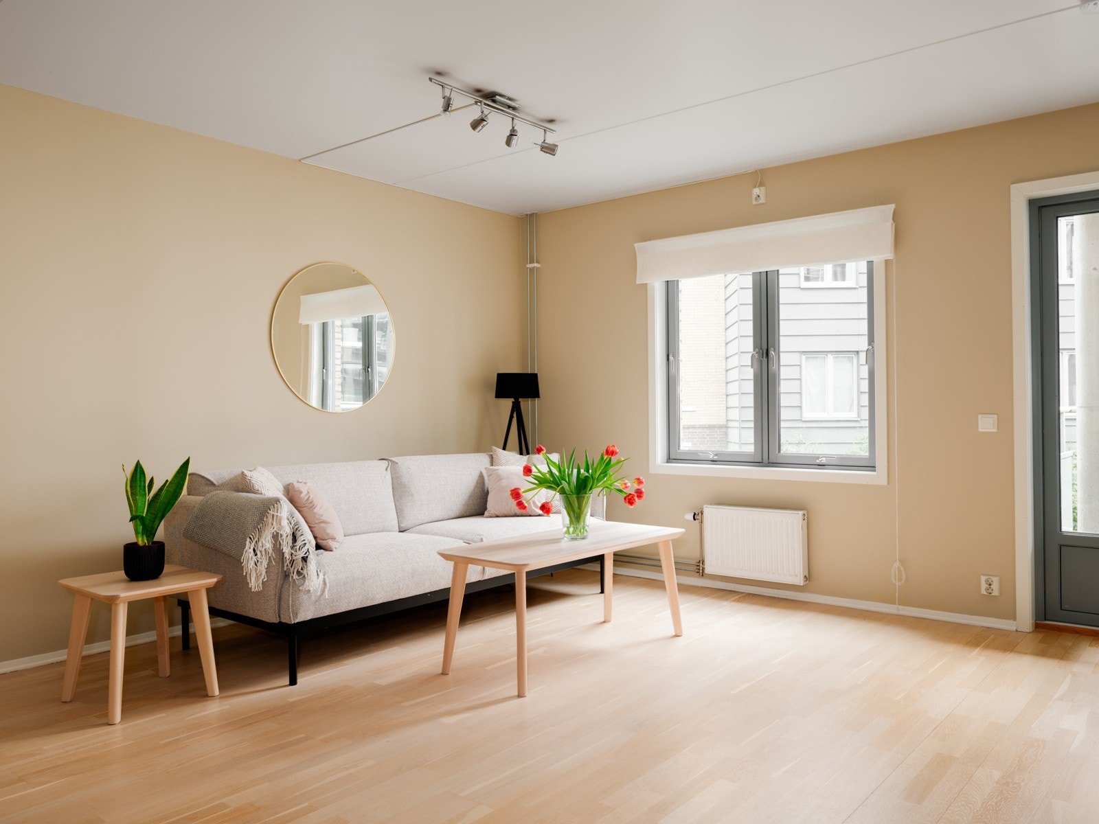 Leiligheten varmes opp med radiatorer tilknyttet fjernvarme. Galleribilde