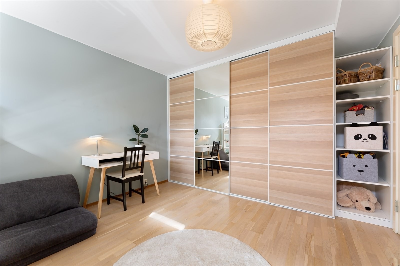Stor skyvedørsgarderobe fra 2021 med gode lagringsmuligheter og delikat og praktisk innredning Galleribilde