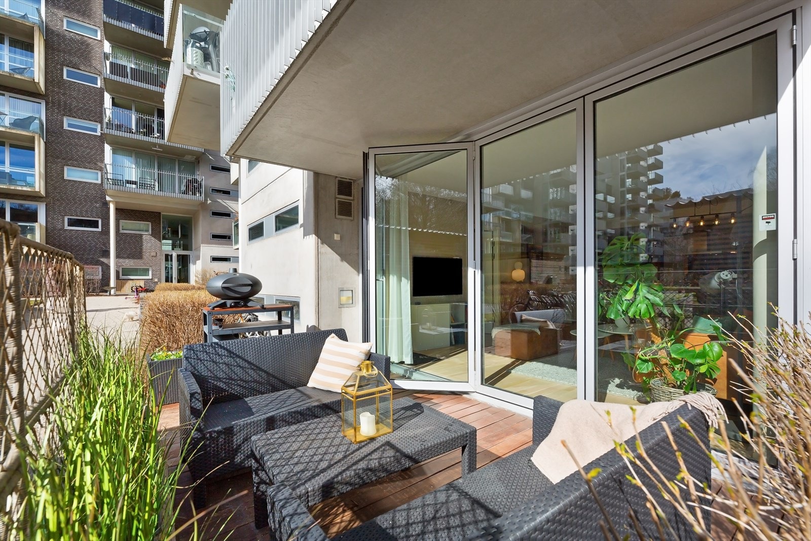 Fra stuen har du utgang til sydvestvendt markterrasse på 13 kvm Galleribilde