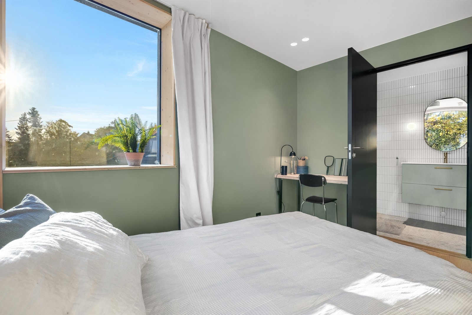 Soverommet har bad en-suite Galleribilde