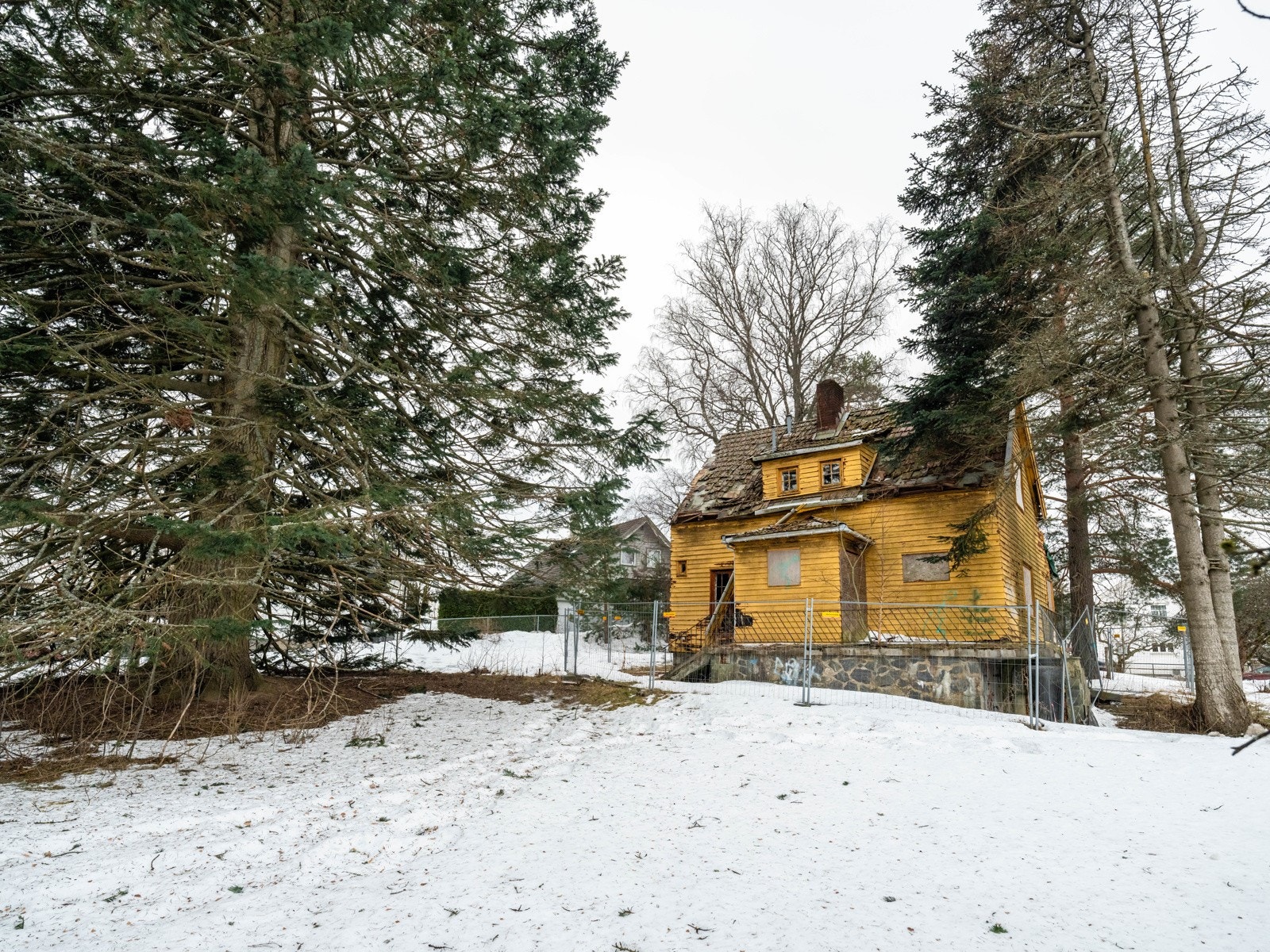 Huset som står på tomten i dag er kondemnabelt. Galleribilde