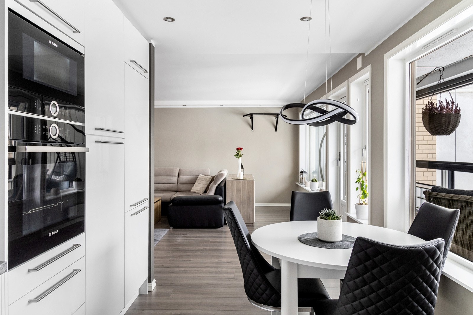 Fra stuen er det utgang til innglasset balkong Galleribilde