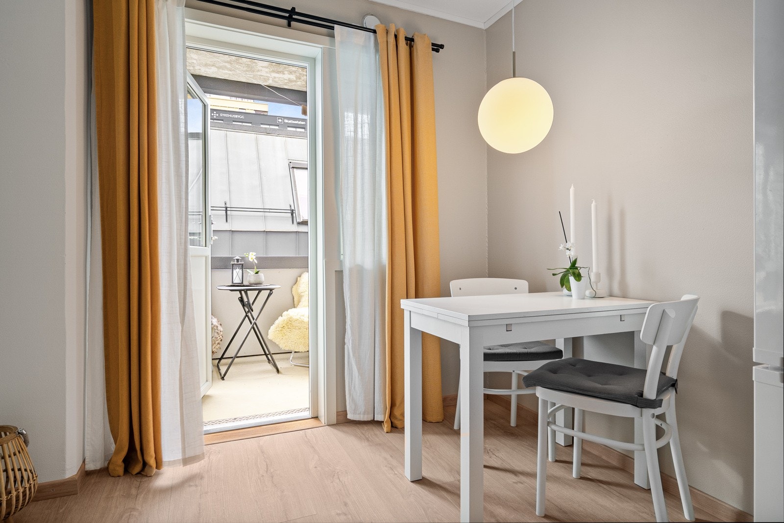 God plass til spisegruppe ved kjøkkenet med utgang til balkong. Galleribilde