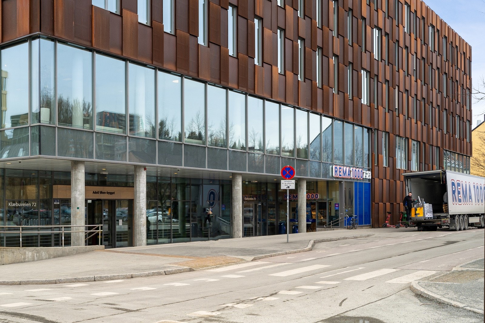 NTNU Handelshøyskolen ligger rett over gata for leiligheten med dagligvarebutikk (Rema 1000). Galleribilde