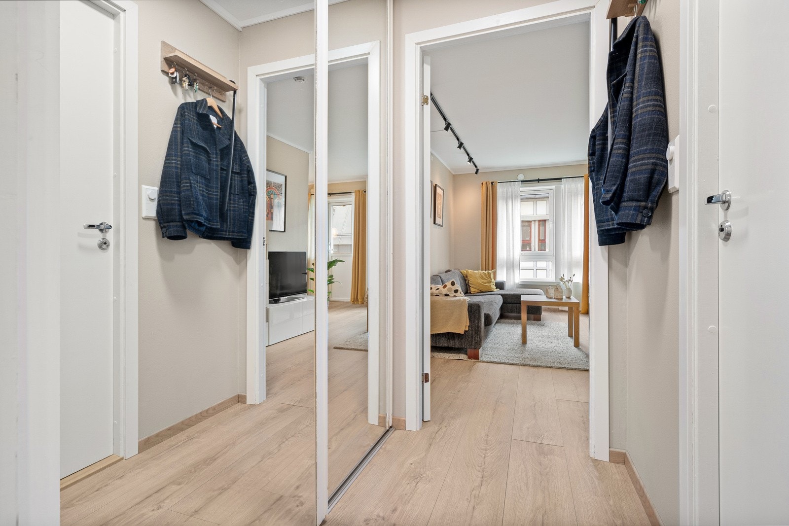 Innbydende entré med skyvedørsgarderobe. Galleribilde