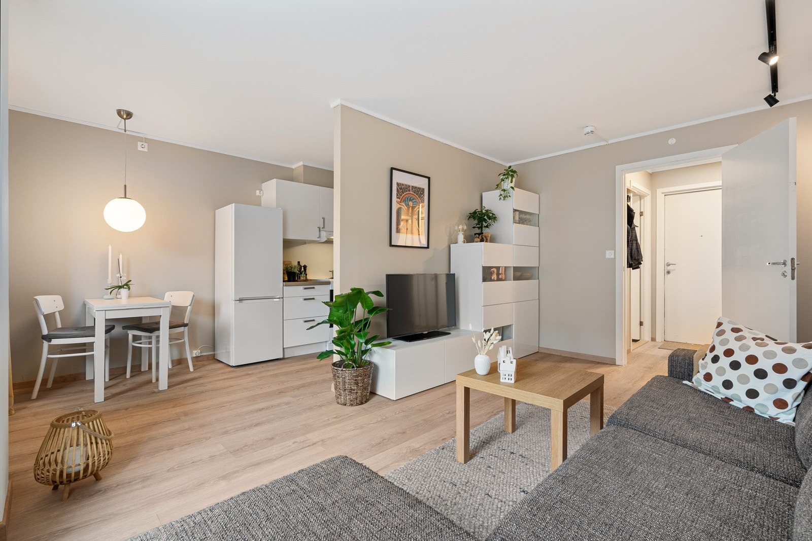 Daniel Bruce v/EIE eiendomsmegling har gleden av å presentere en flott og sentrumsnær 2-roms med fantastisk beliggenhet. Galleribilde