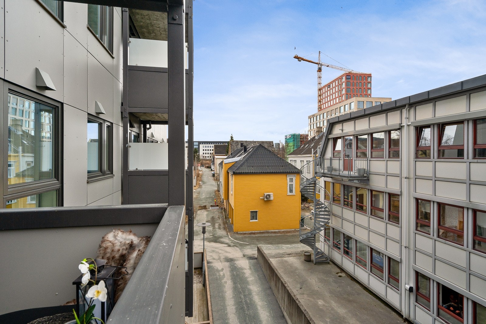 Vestvendt balkong med lite støy og innsyn. Mulighet til p-plass i garasje ved søknad. Galleribilde