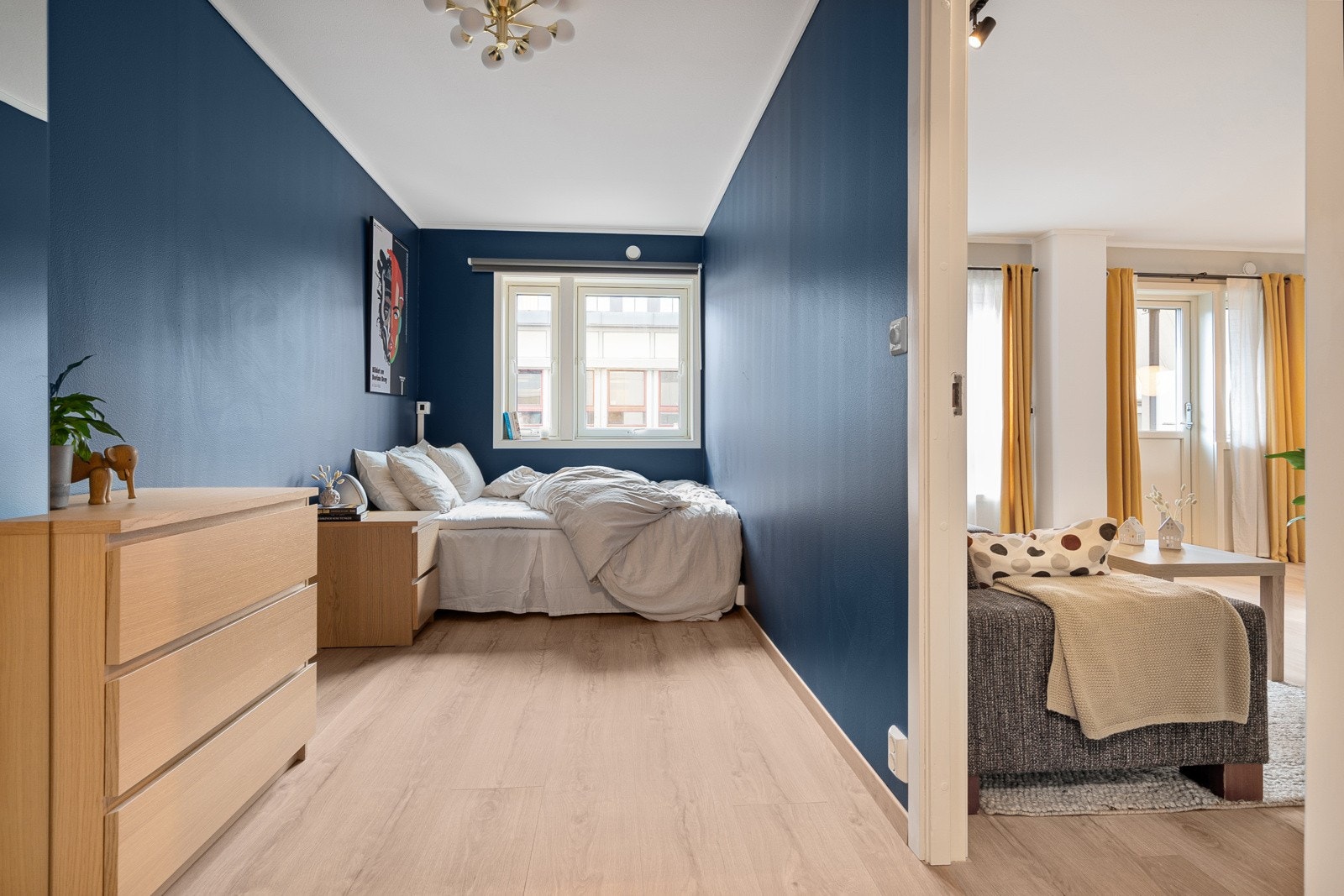 Soverommet har store vindusflater som gir rikelig med naturlig lysinnslipp. Galleribilde