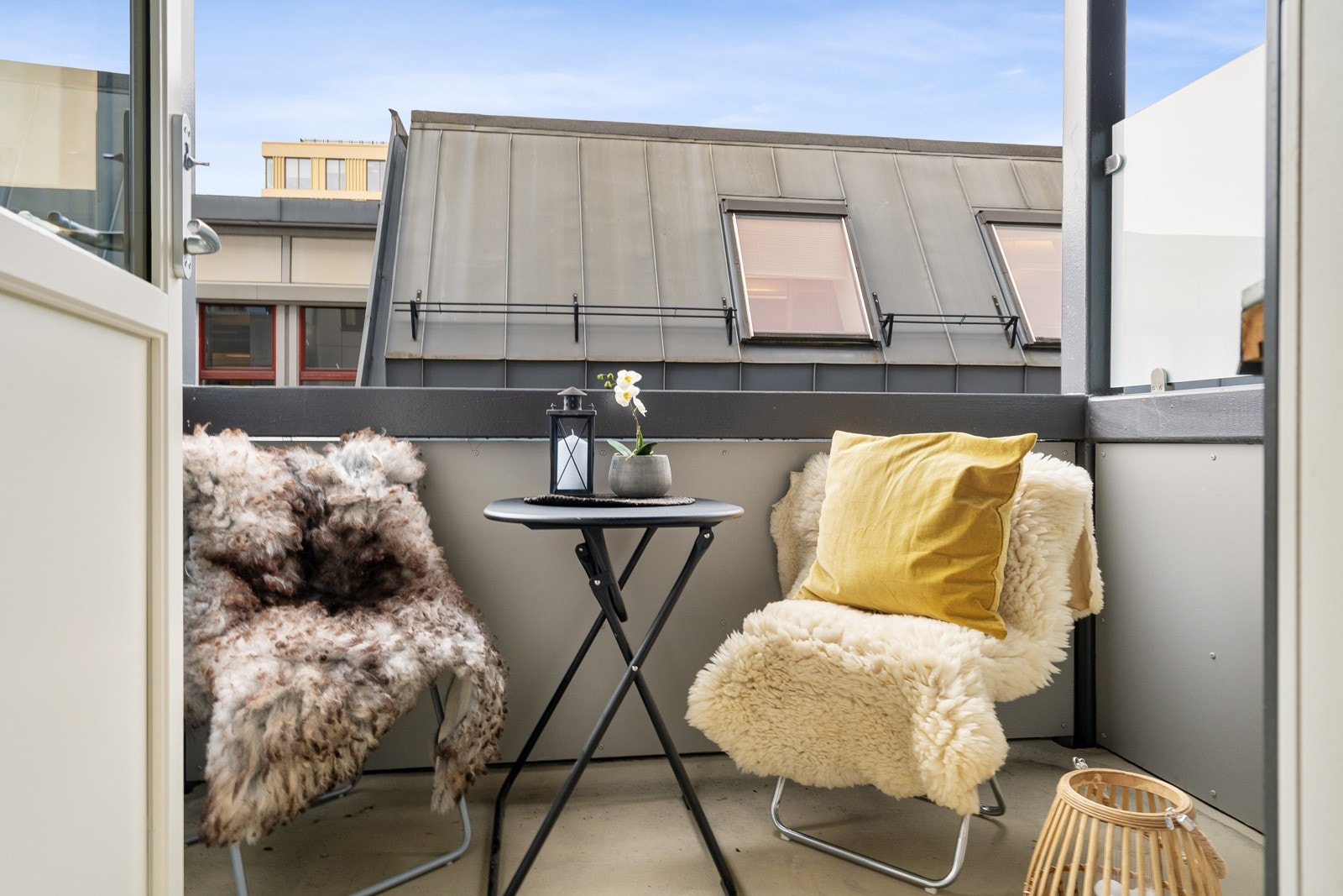 Direkte fra stue er det utgang til balkong med en størrelse på 4m². Balkongen er overbygd som er svært praktisk på regnfulle dager. Galleribilde