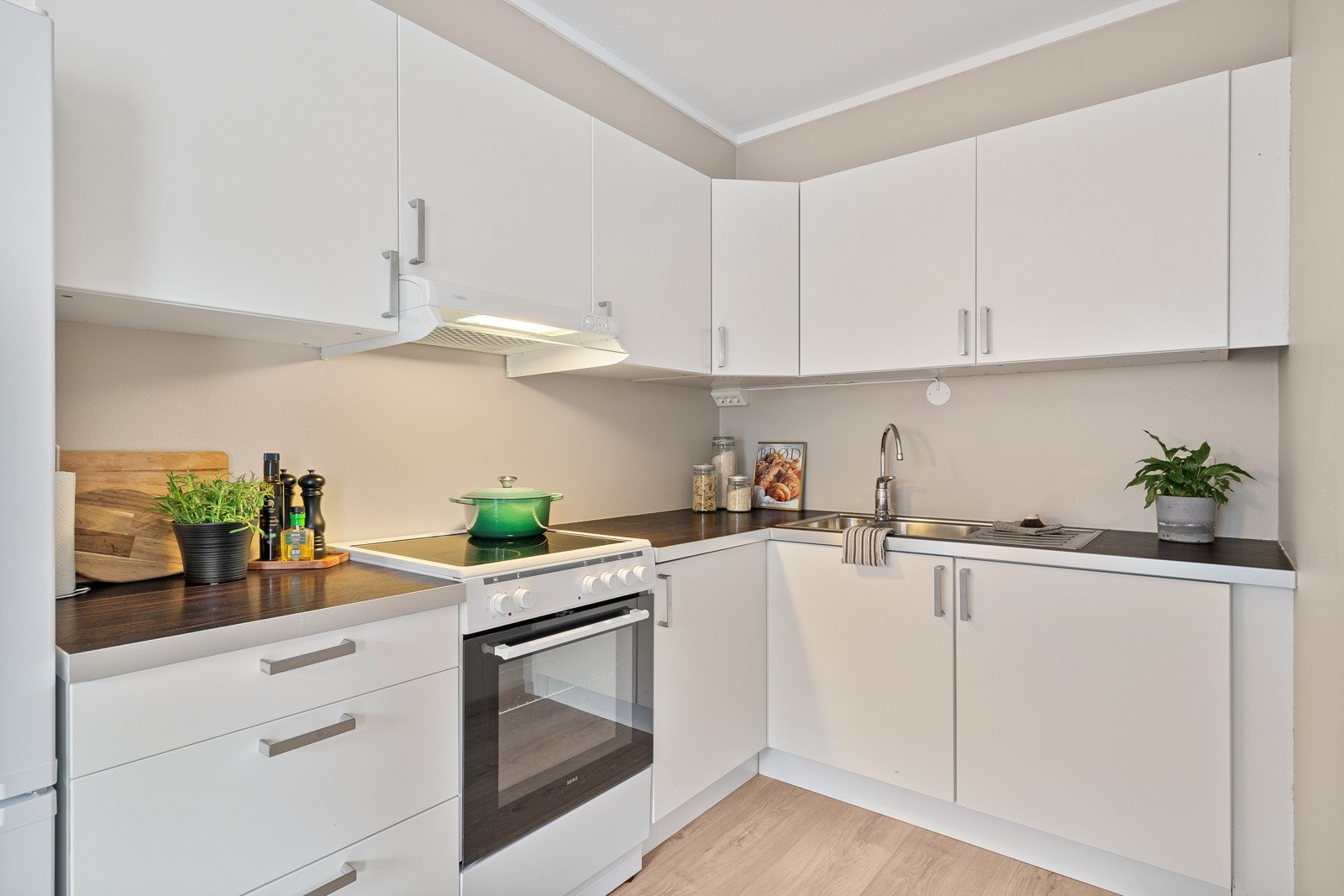 Flott kjøkken med mye oppbevaringsplass. Galleribilde