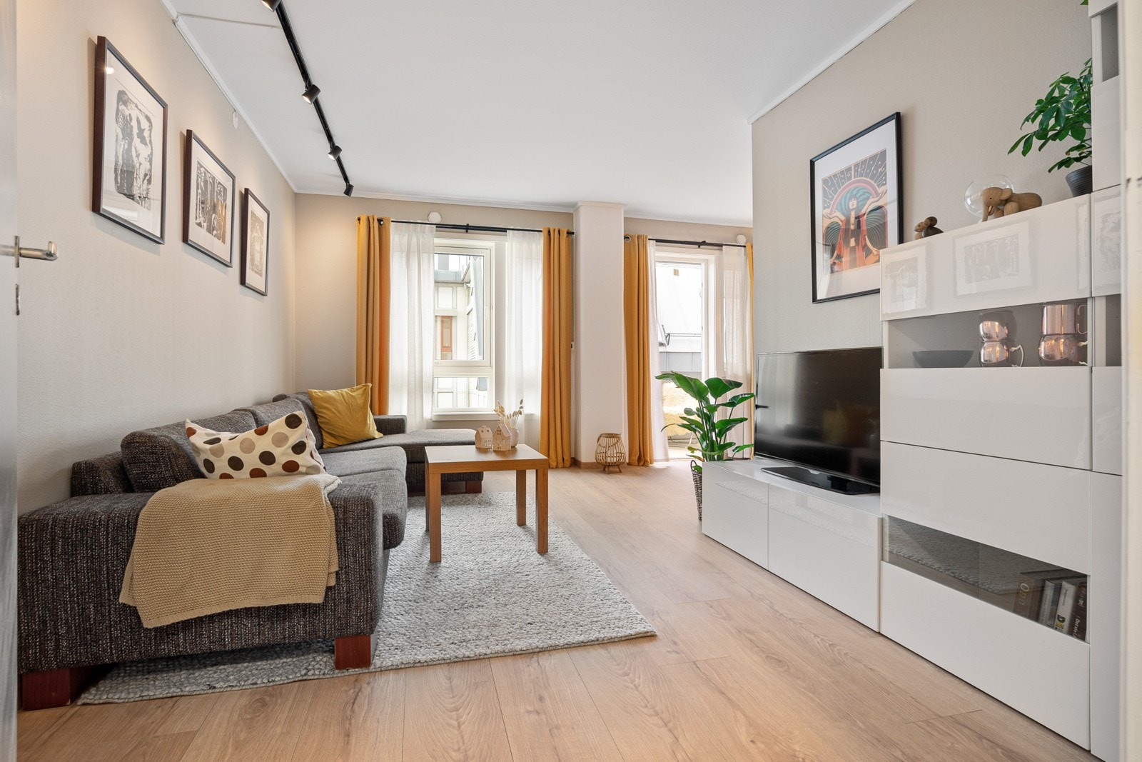 Det er mye inkludert i de månedlige felleskostnadene som blant annet kabel-tv, internett, varmtvann og kommunale avgifter mm. Galleribilde