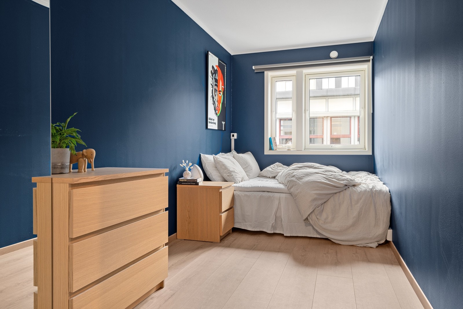 Romslig soverom med plass til dobbeltseng og garderobeløsning m.m. Galleribilde