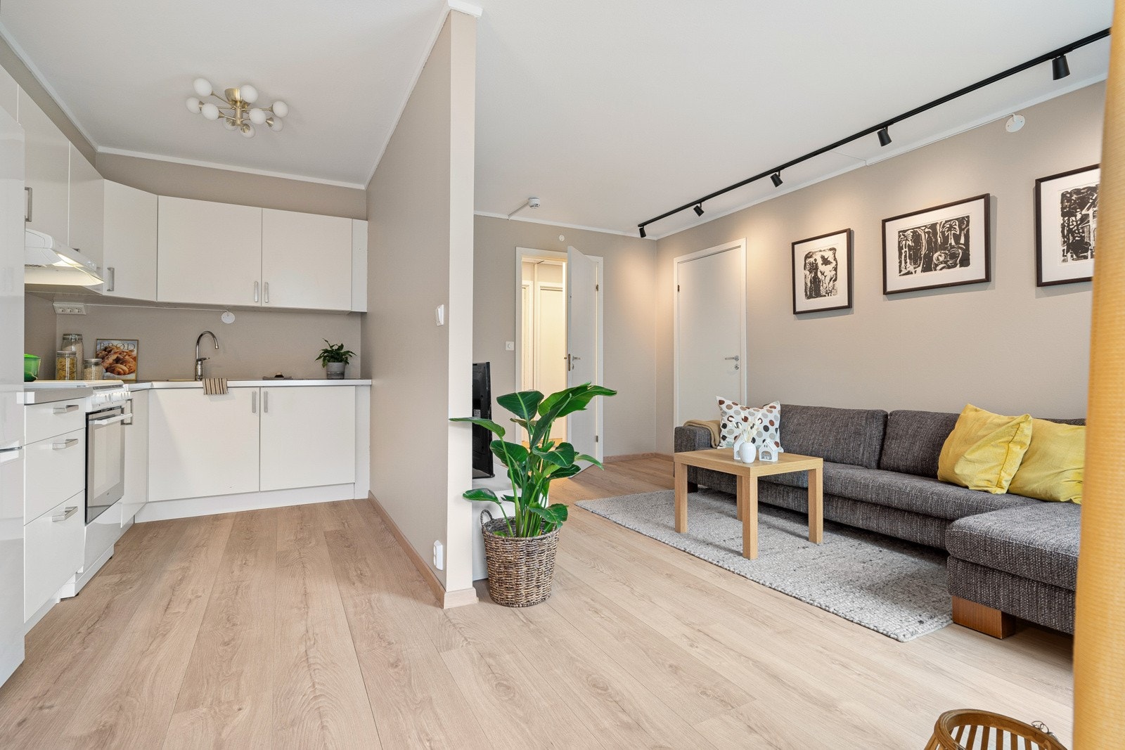 Store vindusflater gir leiligheten rikelig med dagslys. Galleribilde