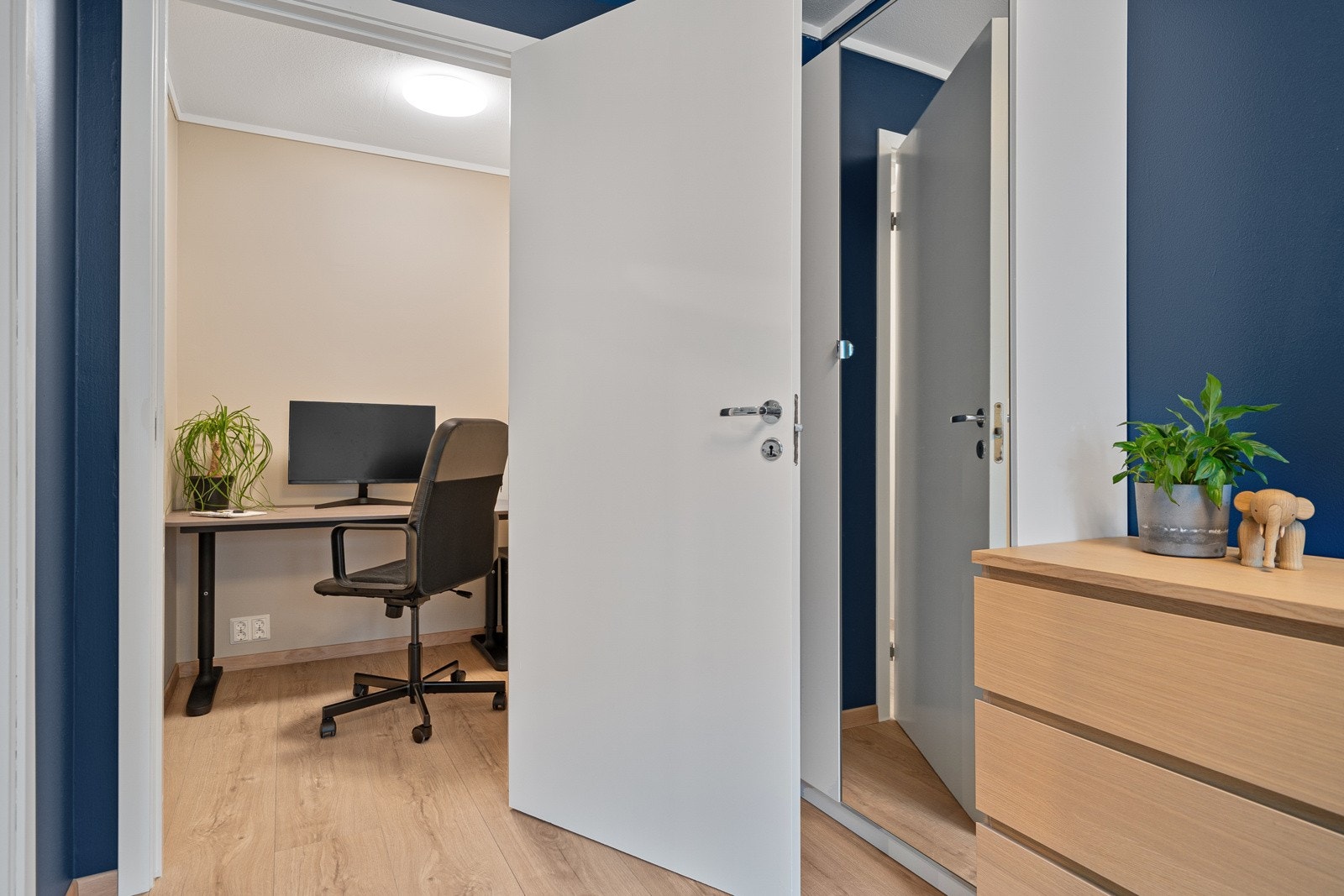 Soverommet ligger i tilknytning til en praktisk bod på 3 m² som benyttes idag som kontor. Galleribilde