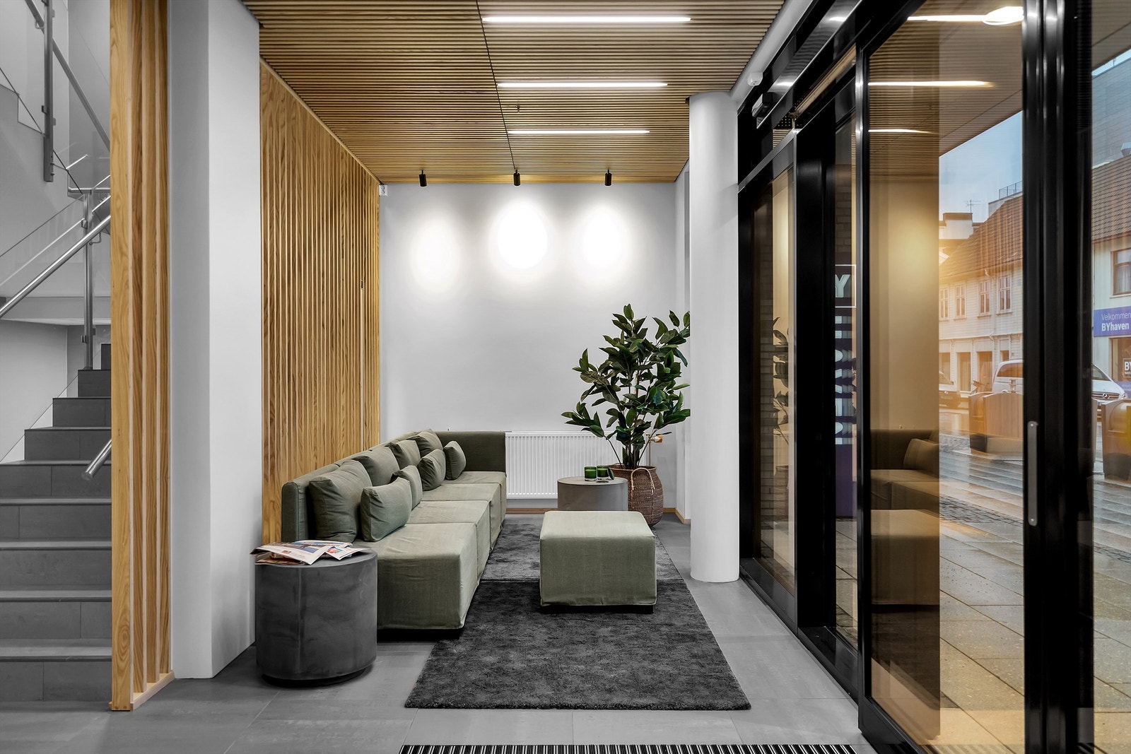 Det er satt opp sofa- og sittegrupper for bl.a. ventende besøk. Galleribilde