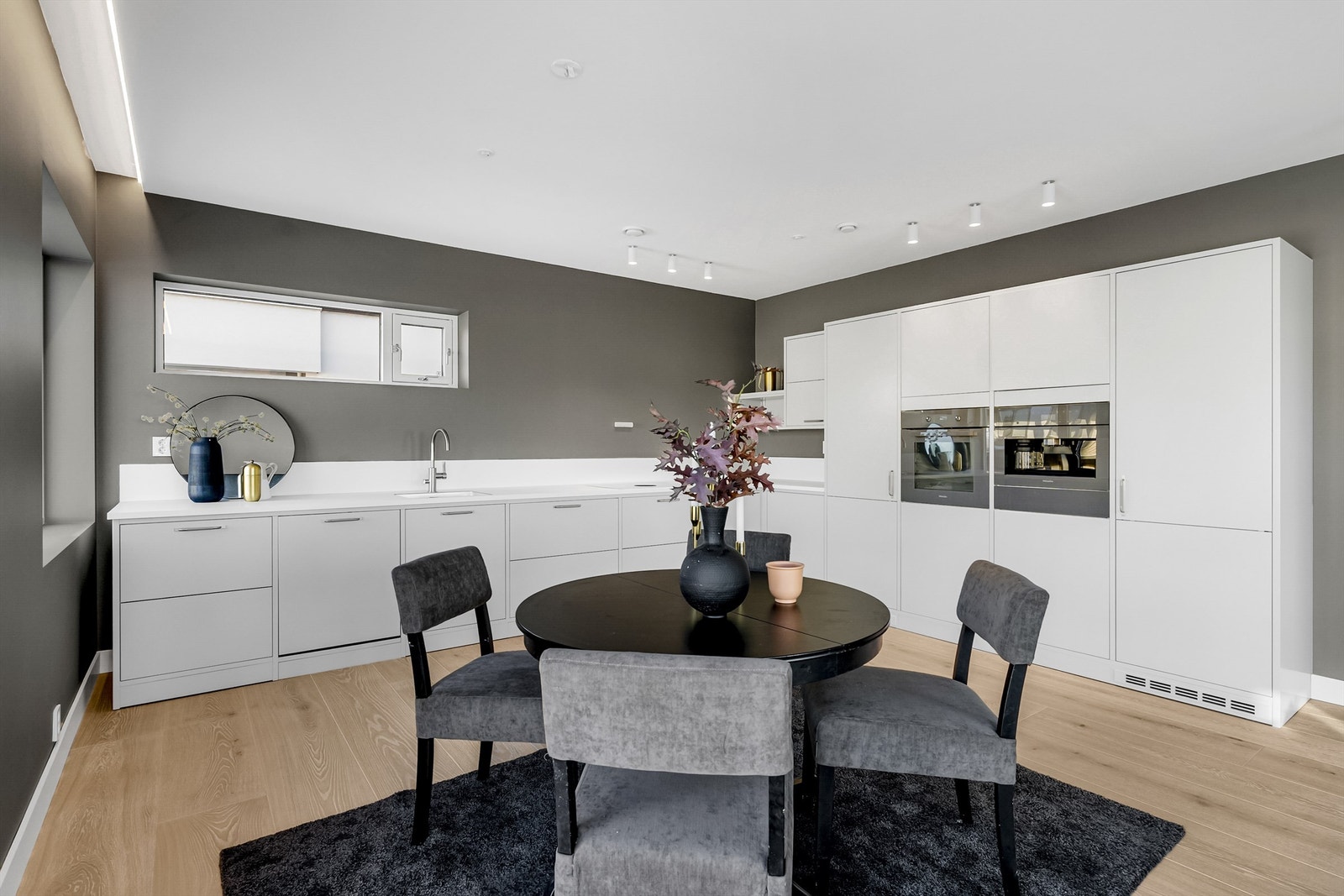 Kjøkkenet er levert av Strai og er påkostet! Kjøkkenet har godt med skap- og benkeplass og gjør dette til en plass du virkelig kan nyte!! Galleribilde