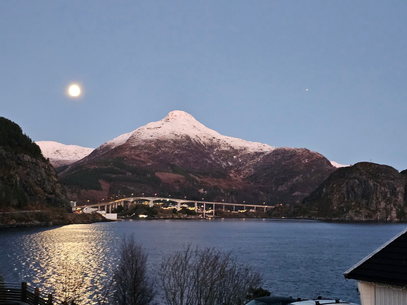 Utsikt fra hage Galleribilde