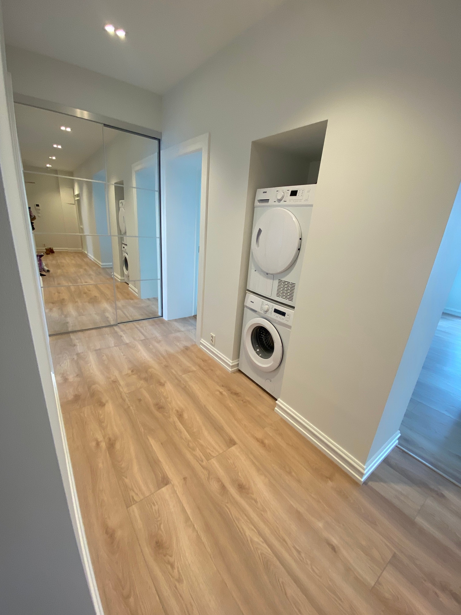 Gang med sjult garderobe bak speildør. Vask og tørk. Galleribilde