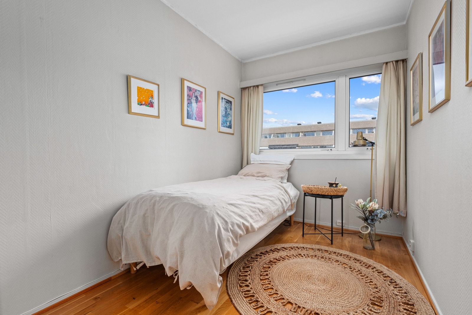 Det siste soverommet er målt til et areal på 8,8 m². Her er det også innredet med plassbygd garderobeskap. Galleribilde