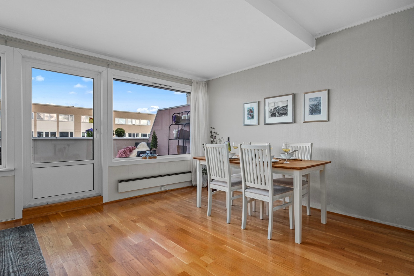 Fra stuen har du utgang til romslig og solrik terrasse med gode utsiktsforhold. Galleribilde