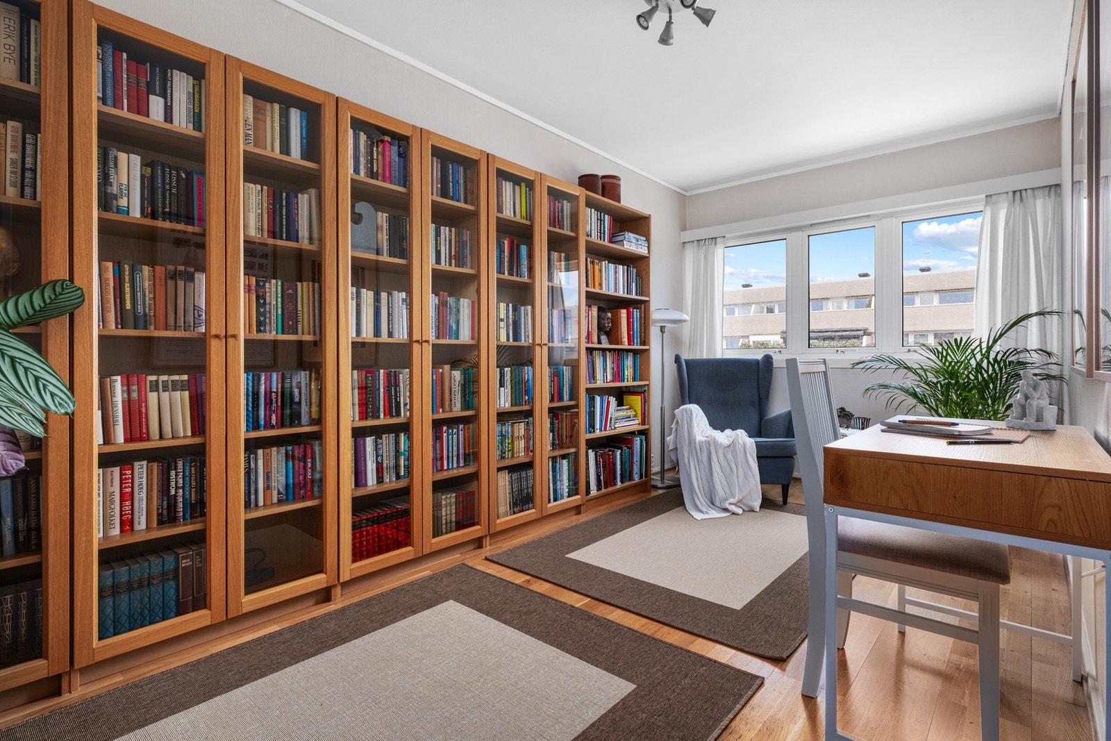 Leiligheten rommer tre soverom av god størrelse. Dette er det største av de på ca. 14m² og er i dag innredet som et lite bibliotek/kontor. Galleribilde