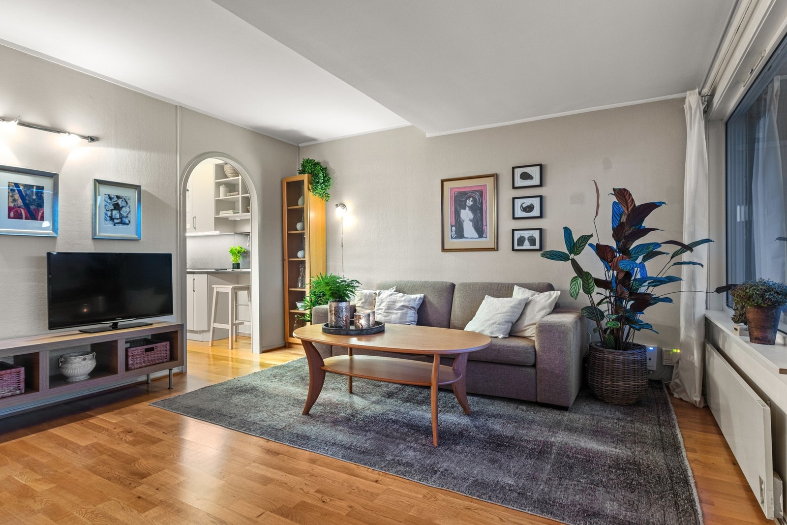 I stuen har du god plass til romslig sofagruppe og spisebord, og måler ca. 22m² Galleribilde