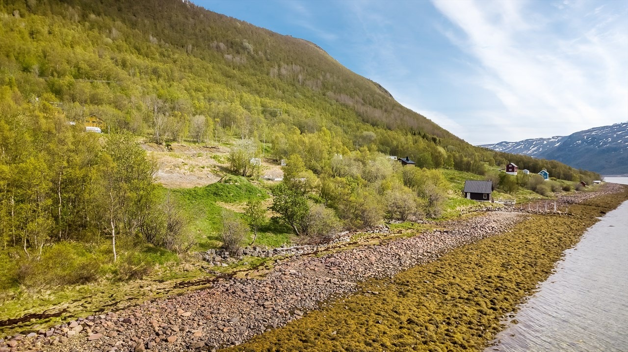 Selveiertomt på 518 kvm som ligger like ved sjøen. Galleribilde