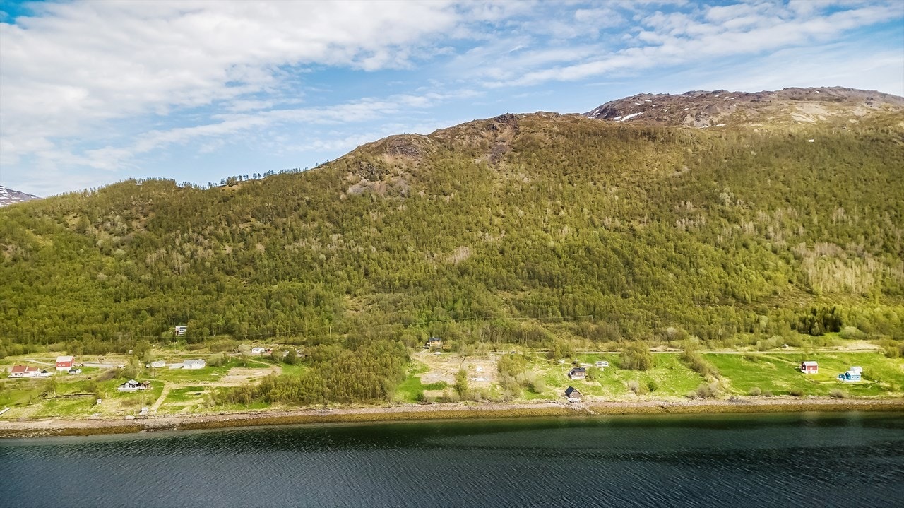Tomten ligger i skrånende sydvendt terreng med fin utsikt og gode solforhold på eiendommen. Galleribilde
