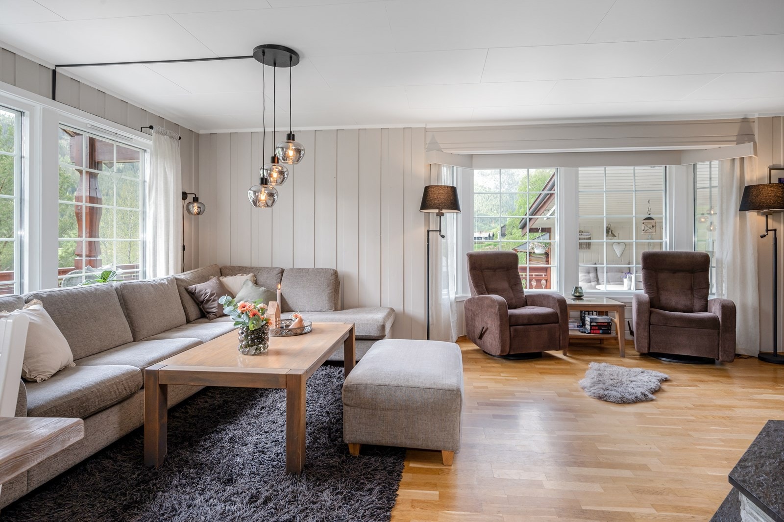 Rommet har gjennomgående store vindusflater som tilfører rikelig med naturlig lys. Galleribilde