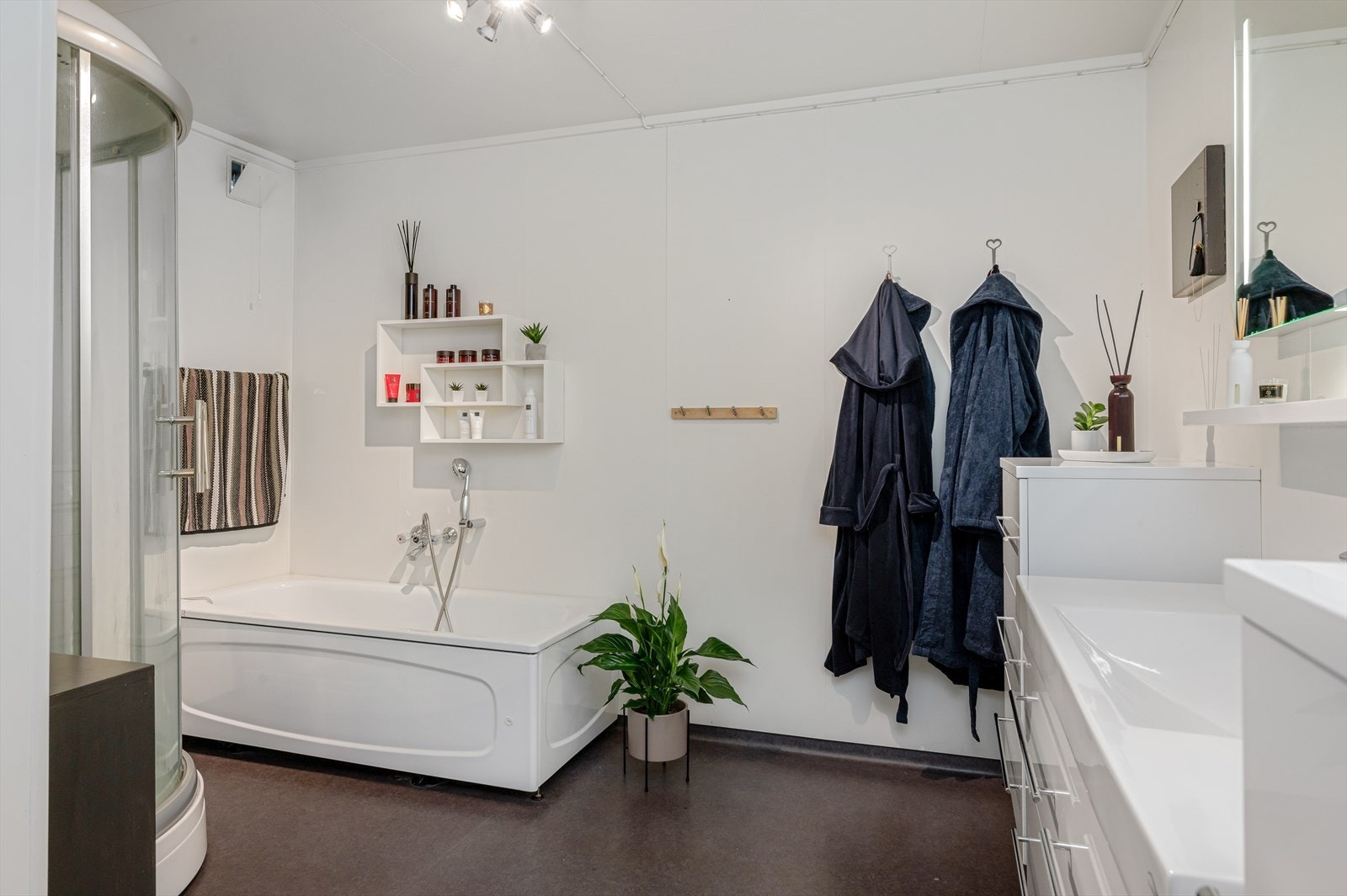 Romslig og lyst baderom. Galleribilde