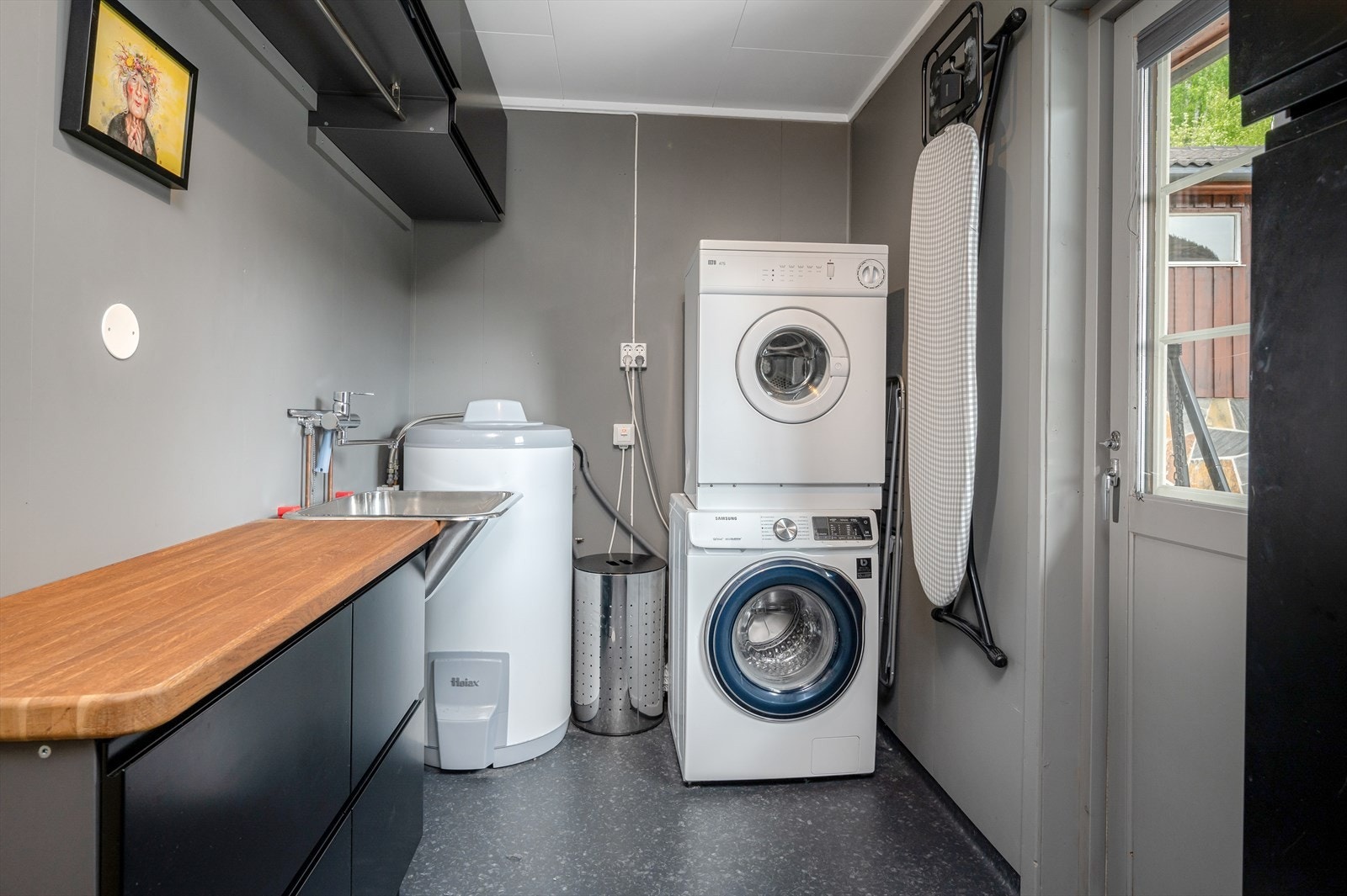 Boligen har et romslig vaskerom, som er dels oppgradert i de senere år. Vaskerommet har innredning med benkeplate, skuffer og overskap med plass til å henge opp klær. Det er opplegg for vaskemaskin. I tillegg er det en stålkum. Galleribilde
