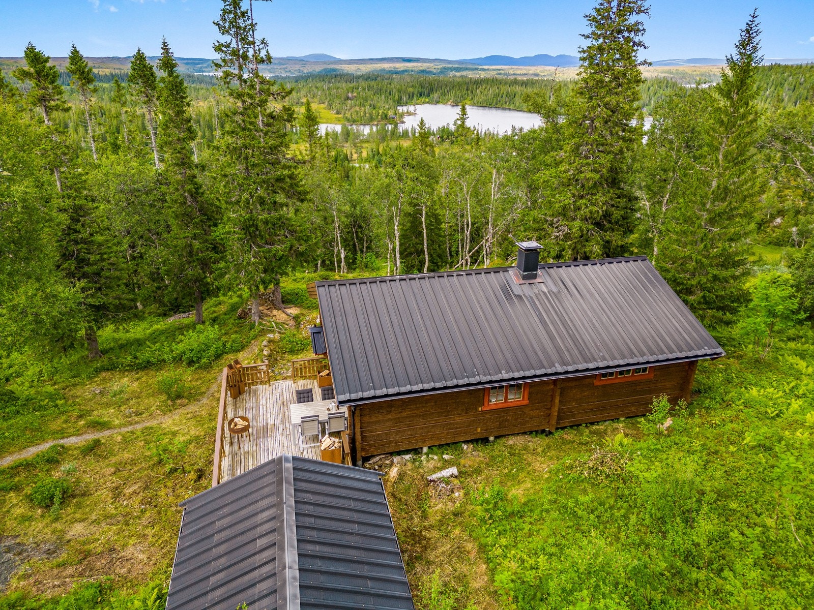 Dersom man er glad i å gå på langrennski, finnes det preparerte skiløyper rett ved hytta Galleribilde