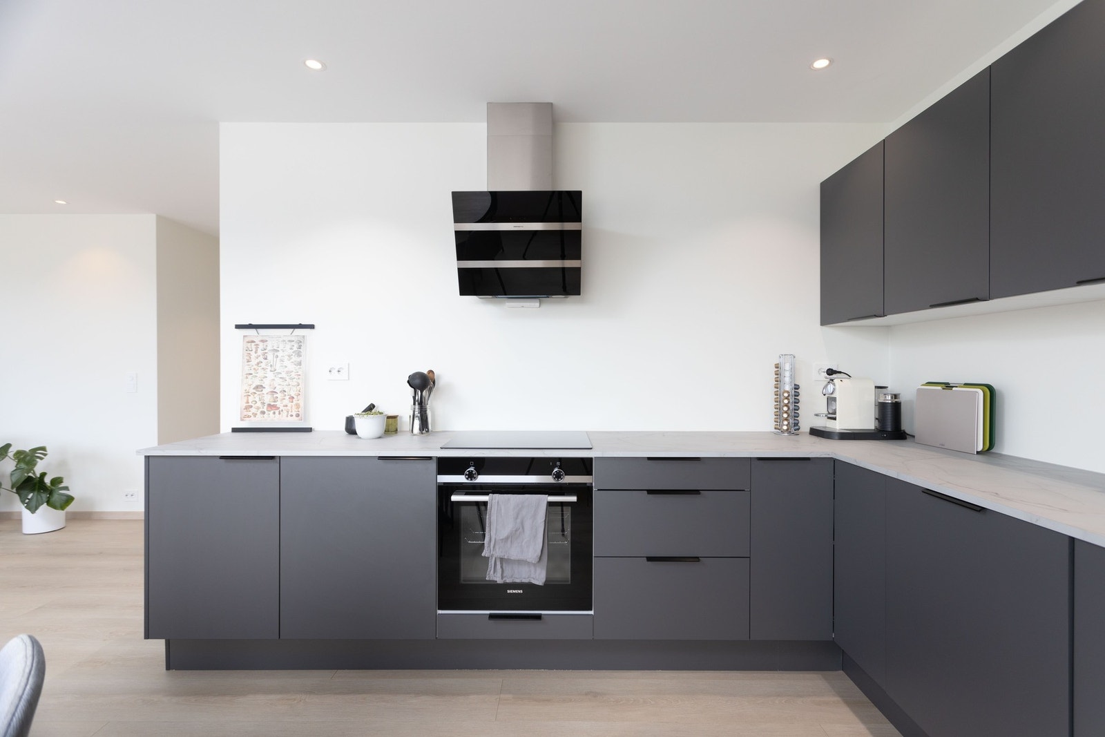 Romslig kjøkkenbenk som gir godt med arbeidsflate når man lager mat. Galleribilde