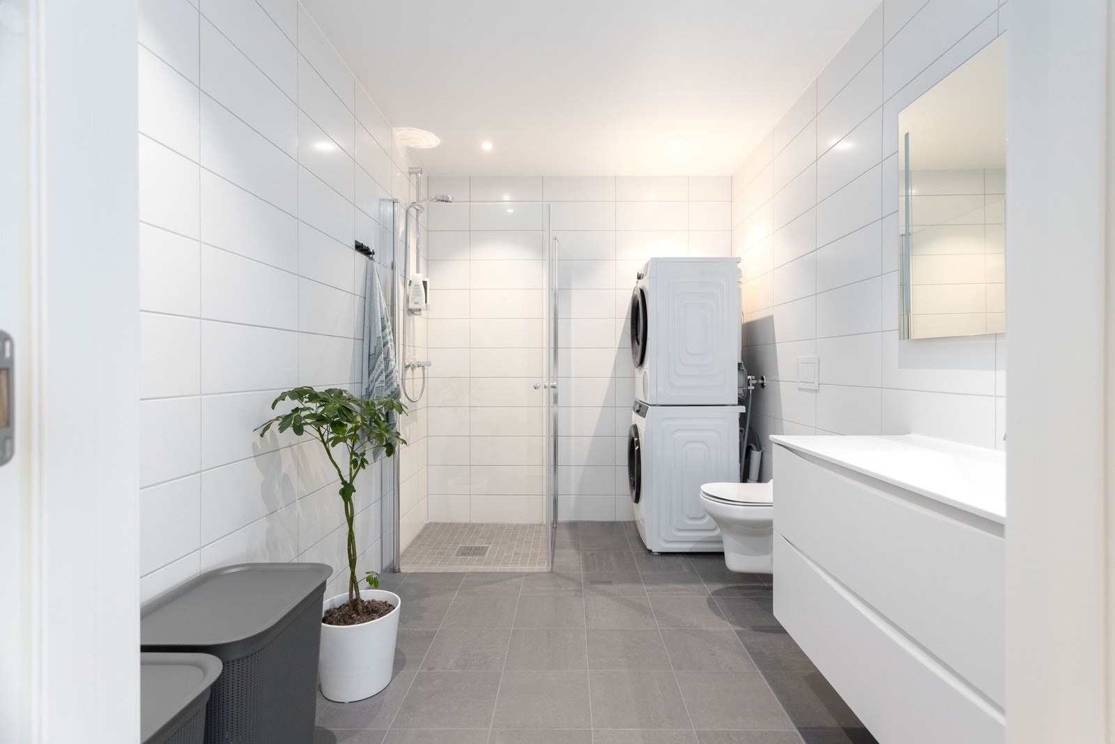 Bad/vaskerom - 7 kvm. Flislagte overflater med varme i gulv. Galleribilde