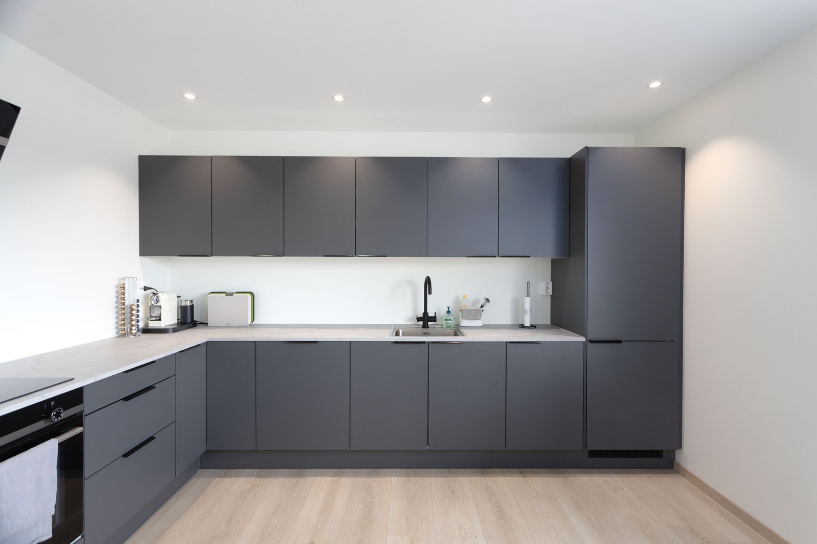 Det er også godt med oppbevaringsplass i skapene. Galleribilde