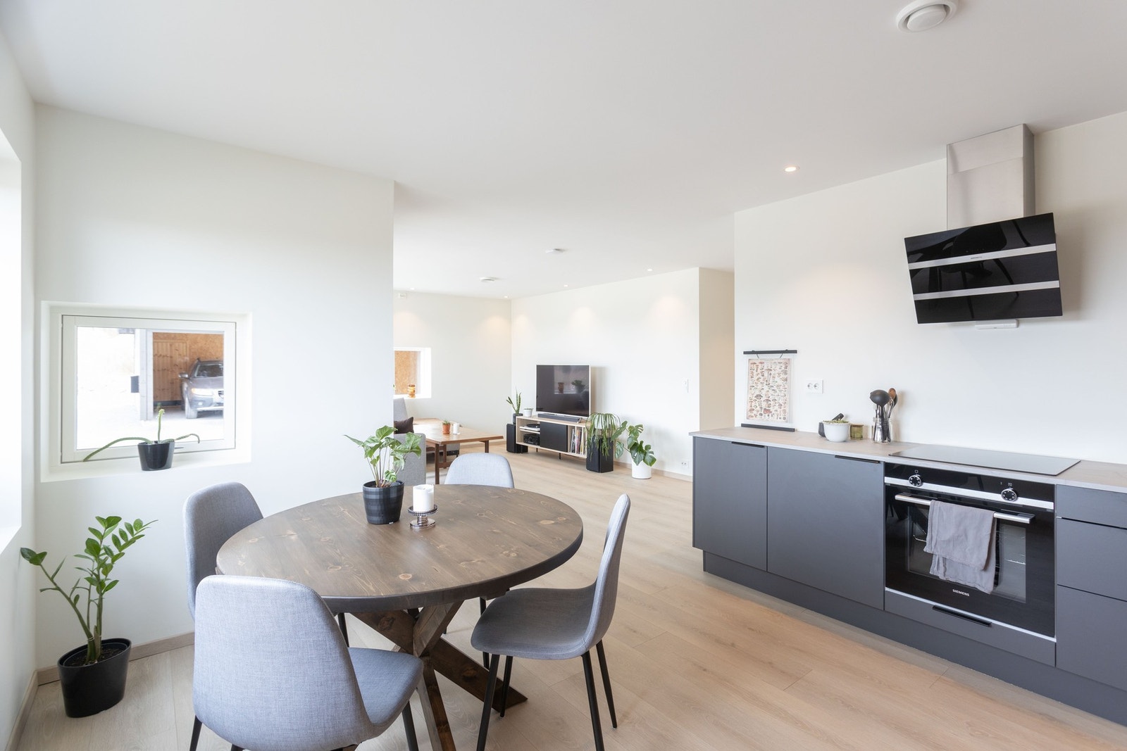 Den åpne løsningen mellom kjøkken og stue gir en svært sosial og god atmosfære! Galleribilde