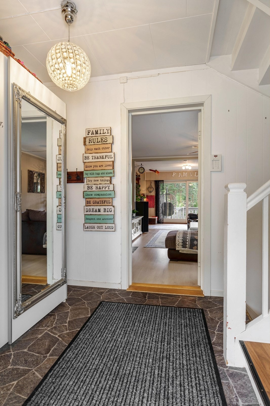 Fra gangen er det trapp opp til boligens 2. etasje og ned til boligens underetasje. Galleribilde